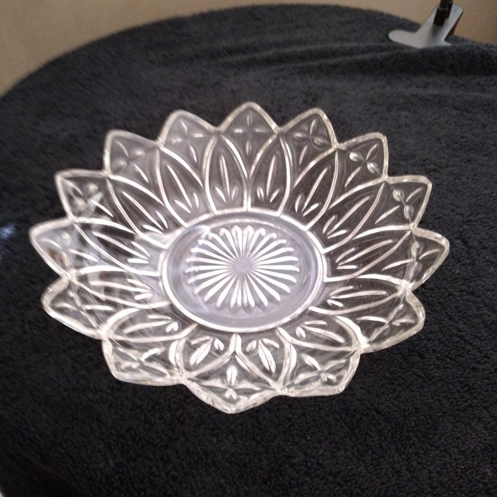 The floral star serving glass dish